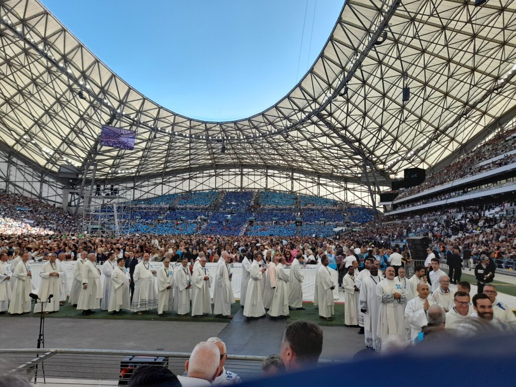 L'arrivée des prêtres dans le stade