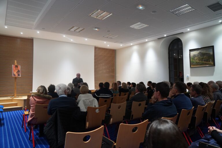 L'assemblée à l'écoute de Mgr Bertrand