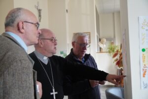 Mgr Bertrand en discussion avec P. Jacques Rodier et P. Claude Gras