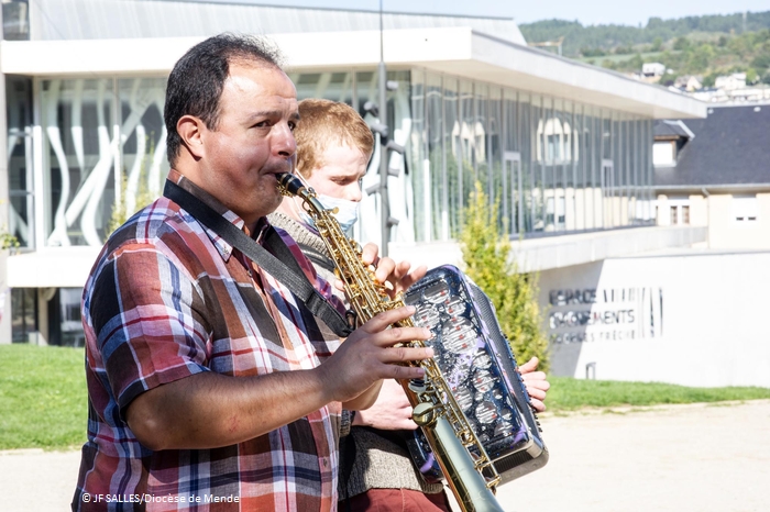 _DSC7752 sortie du théâtre municipal en fanfare -- © JF S le 10-10-2021_bis