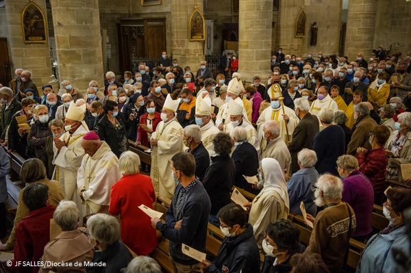 _DSC7805 la procession deans la cathédrale - © JF S le 10-10-20218BIS