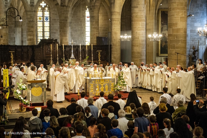 _DSC7855 Les évêques et les prêtres autour de l'autel - © JF S le 10-10-2021_bis