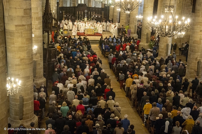 _DSC7867 Les évêques et les prêtres autour de l'autel - © JF S le 10-10-2021_bis