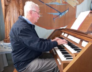 Frère Marcel à l'orgue (photo Eric VEYRIER)